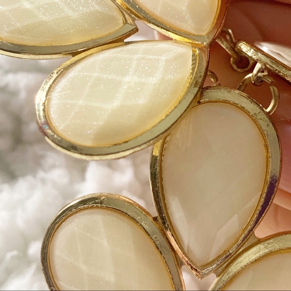 Shimmery petals statement necklace - Picture 6 of 7